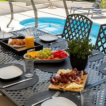 Escape On - Private Retreat With Pool & Jacuzzi Vrlika
