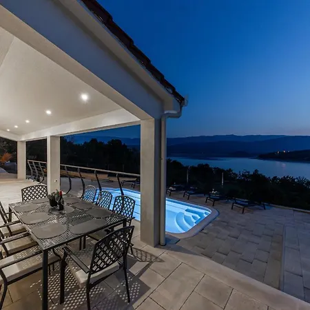 Escape On - Private Retreat With Pool & Jacuzzi